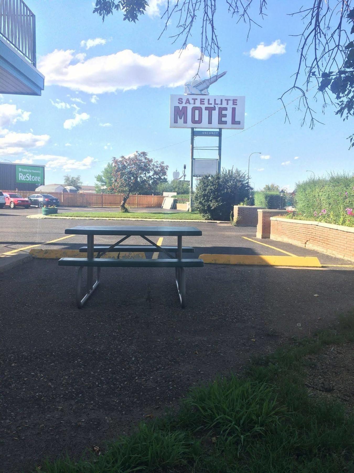 Satellite Motel メディシンハット エクステリア 写真